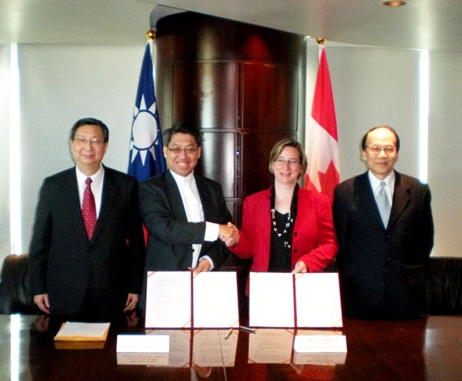 Photo: At witnessing of Vice Minister of MOEA, Mr. Shih-Chao Cho, and representative of Taiwan Economic and Cultural Office to Canada, Mr. Chih-Kung Liu, III and CDMN officially signs cooperative MOU on Taiwan time 4/23; VIPs from left: Vice Minister of MOEA, Mr. Shih-Chao Cho; VP of III, Dr. Gary Gong; VP of CDMN, Ms. Avvey Peters, and Taiwan representative of Economic and Cultural Office, Mr. Chih-Kung Liu.