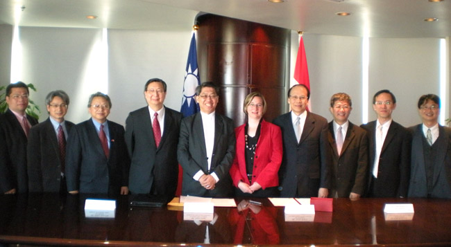 Photo: At the signing ceremony of cooperative MOU, VIPs at commemorating photo are - Vice Minister of MOEA, Mr. Shih-Chao Cho (L4); VP of III, Dr. Gary Gong (L5); VP of CDMN, Ms. Avvey Peters (R5); Taiwan representative of Economic and Cultural Office, Mr. Chih-Kung Liu (R4); President of Over-Paradigm Technology, Mr. Wen-Hua Su (L1); President of Shou-Yang Tech., Mr. Shi-Chen Lai (L2); Chairman of SUNNET, Mr. Hsu-Hung Huang (R3); President of Hamastar, Mr. Chuan-Lang Lin (R2)