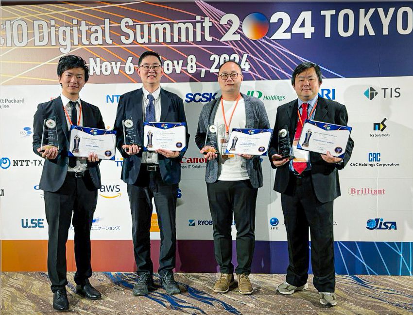 資策會4項技術榮獲2024亞太資通訊科技應用獎ASOCIO DX AWARD，圖為技術領獎代表合影，圖左起為：資策會數轉院廖柏宇副主任、資策會軟體院邱璟明組長、資策會軟體院王榮陞組長、資策會資安所柯盈圳副主任。