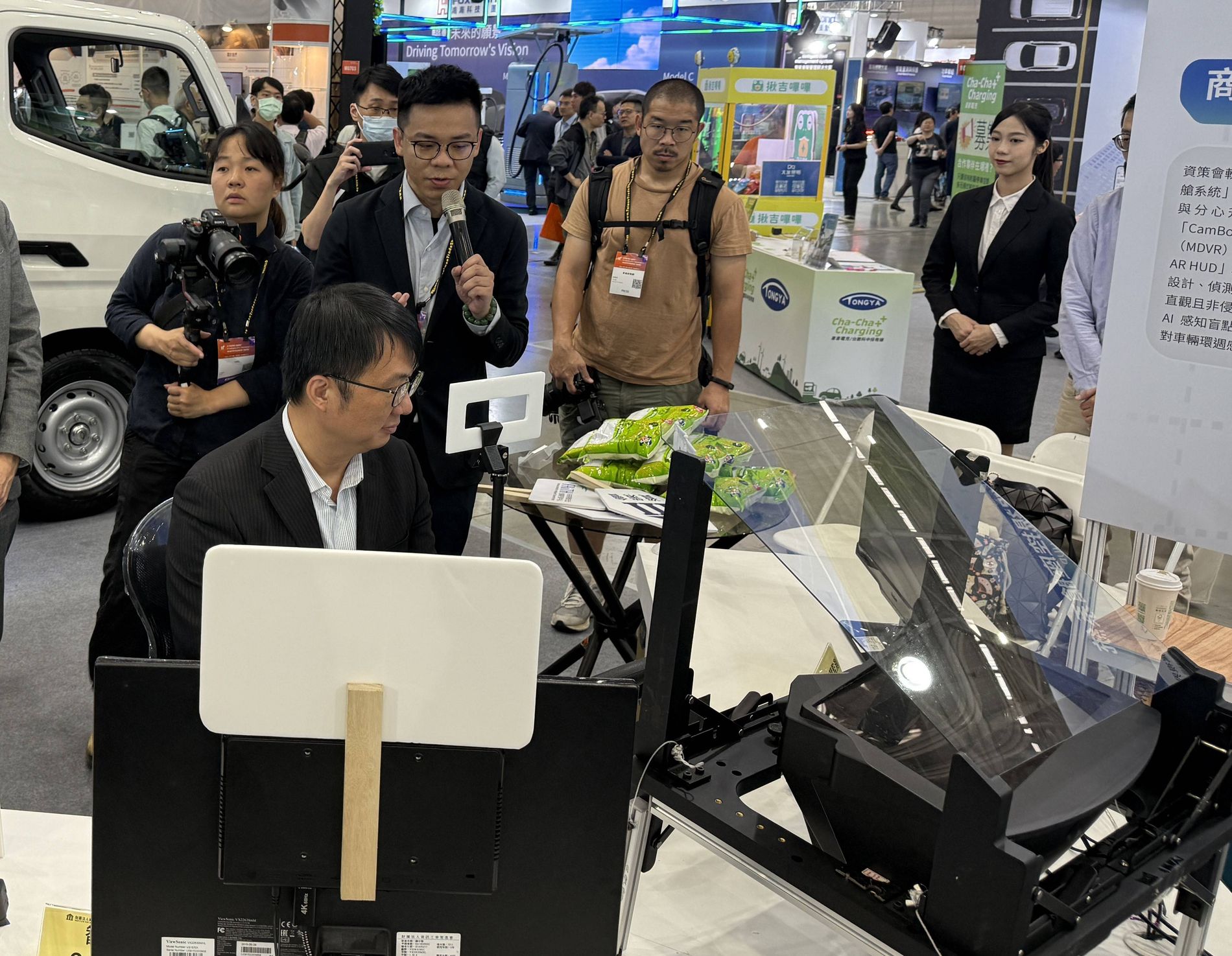 資策會於2025年台北國際車用電子展展示「商業車智駕視控座艙系統」，經濟部產業技術司機電運輸科何祥瑋科長親臨現場體驗。 