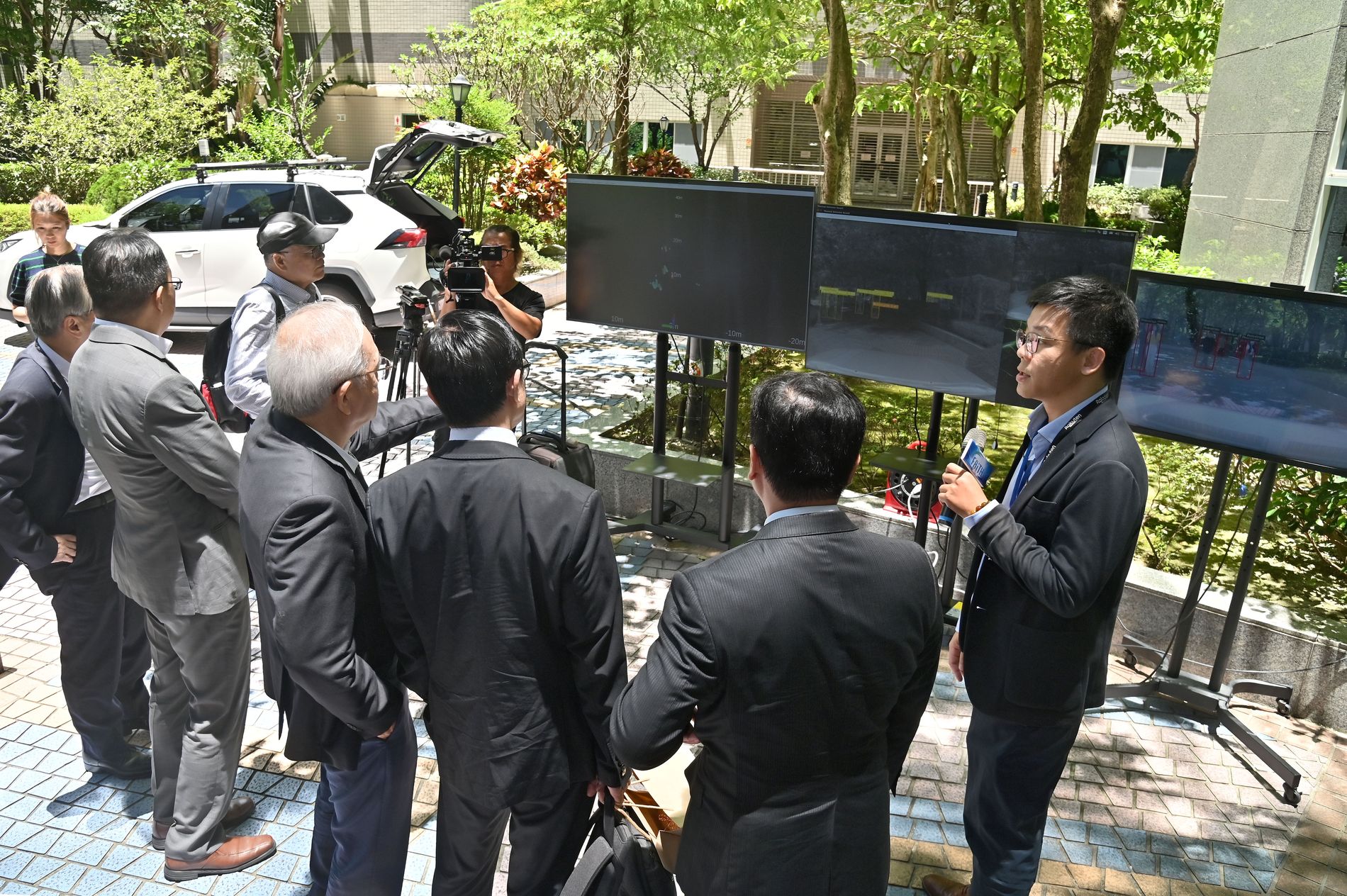 資策會今（22）日於現場展示「AI感知」、「韌性通訊」、「資訊安全」等評測服務項目，圖中為資策會代表向各公協會理事長代表說明實車系統驗證展示。